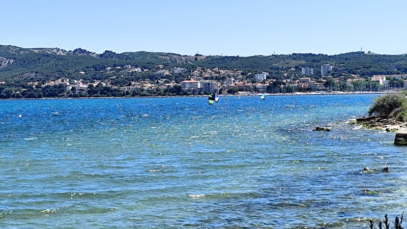 Amateure und Hobby-Segler, ob mit oder ohne Segelschein beim Segelclub Martigues, können auf dem Étang de Berre Wassersport betreiben. Windsurfen und Segeln sind ab dem Startplatz  - © Otmartigues / MyriamF