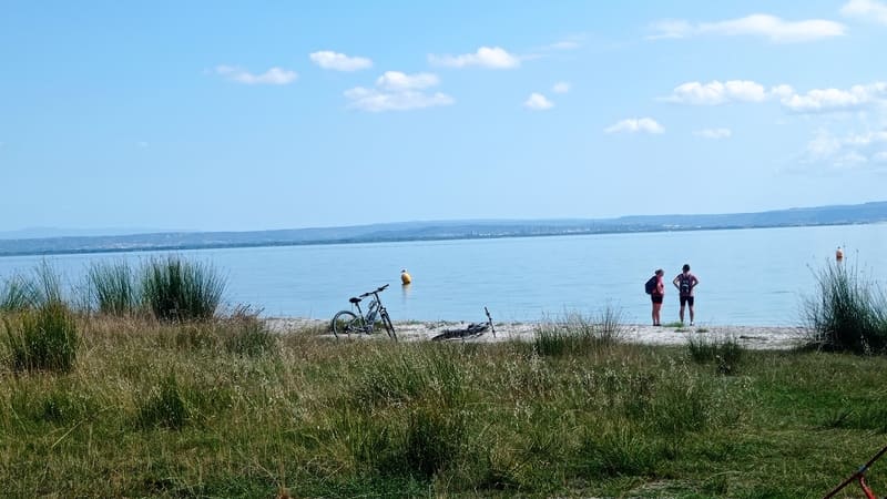 Biking along the Berre lake on the hiking trail. Grand Parc de Figuerolles, designed for slow tourism and accessible by eco-friendly transport from Martigues town center. - © Otmartigues / MyriamF