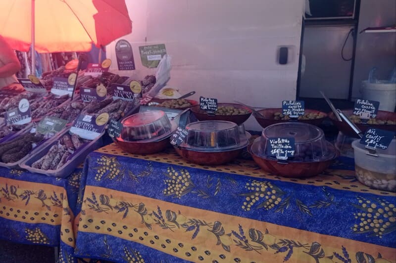 Olives and spices at the local market of La Couronne, Martigues, with a Provençal tablecloth. Half-backlit, you can tell the sun is shining in the South of France - © Otmartigues / MyriamF