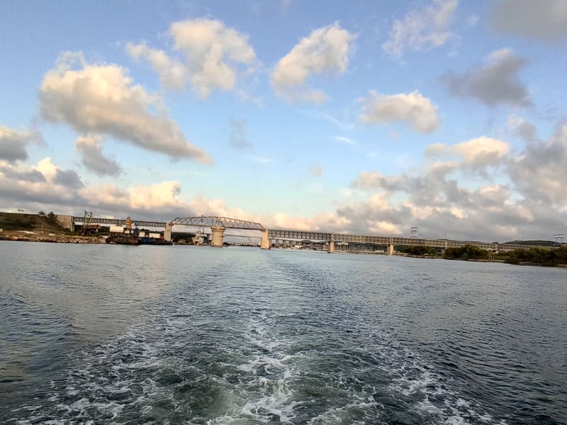 Sunset boat trip in Martigues on the canals or in the Mediterranean Sea. A slow tourism atmosphere on the Mediterranean Sea for a waterfront vacation in Martigues. - © Otmartigues / KarimK