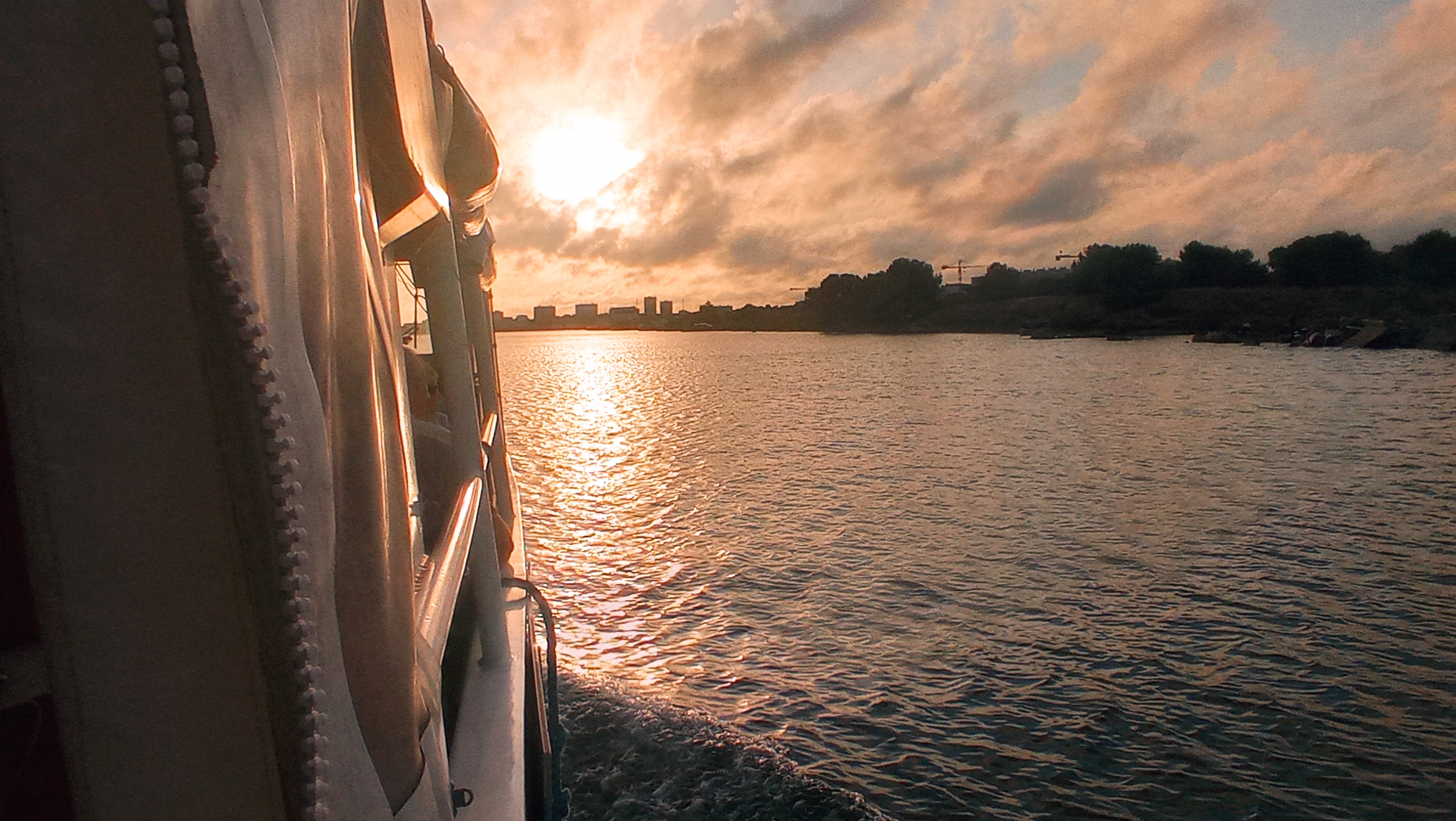 Balade en bateau au coucher du soleil à Martigues - © Otmartigues / MyriamF