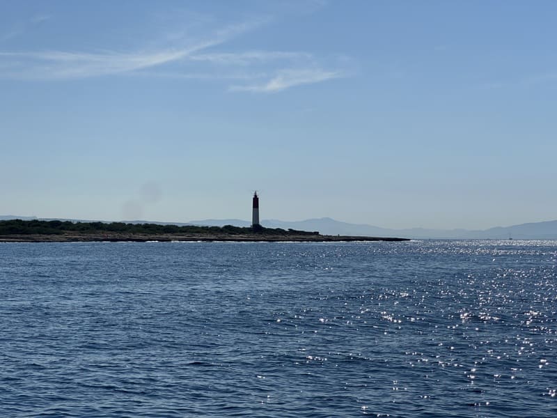 Boat trip along the coves of the Côte Bleue from Martigues. Seaside atmosphere on the Mediterranean coast and campsite accommodations for a seaside holiday in the South of France - © Otmartigues / MelissaE