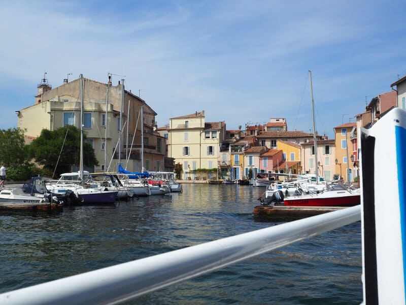 Découverte du Miroir aux Oiseaux, site classé de Martigues lors de la balade en bateau sur les canaux. Vue insolite et visite de ville d'un oeil différent lors d'une balade en bateau calme et paisible au gré des courants - © Otmartigues / EstelleB