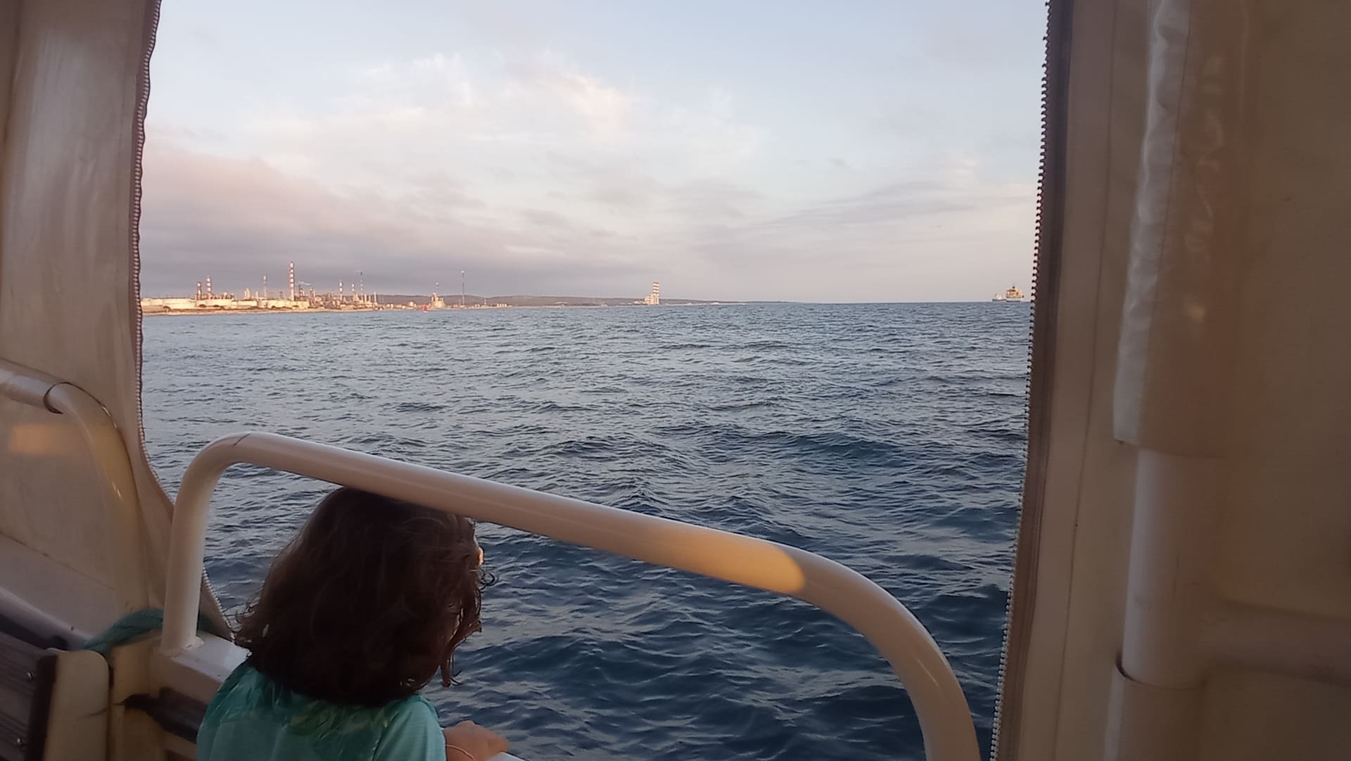 Balade en bateau avec les enfants sur les canaux ou en mer méditerranéen depuis Martigues - © Otmartigues / MyriamF