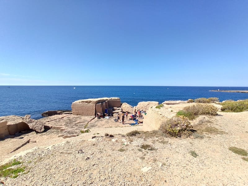 Rocs de pierre taillé au Moyen-Age pour construire les édifices de Marseille et du pourtour Méditerranée. Roche visible sur le sentier du littoral à Martigues au départ de Carro - © Otmartigues / KarimK