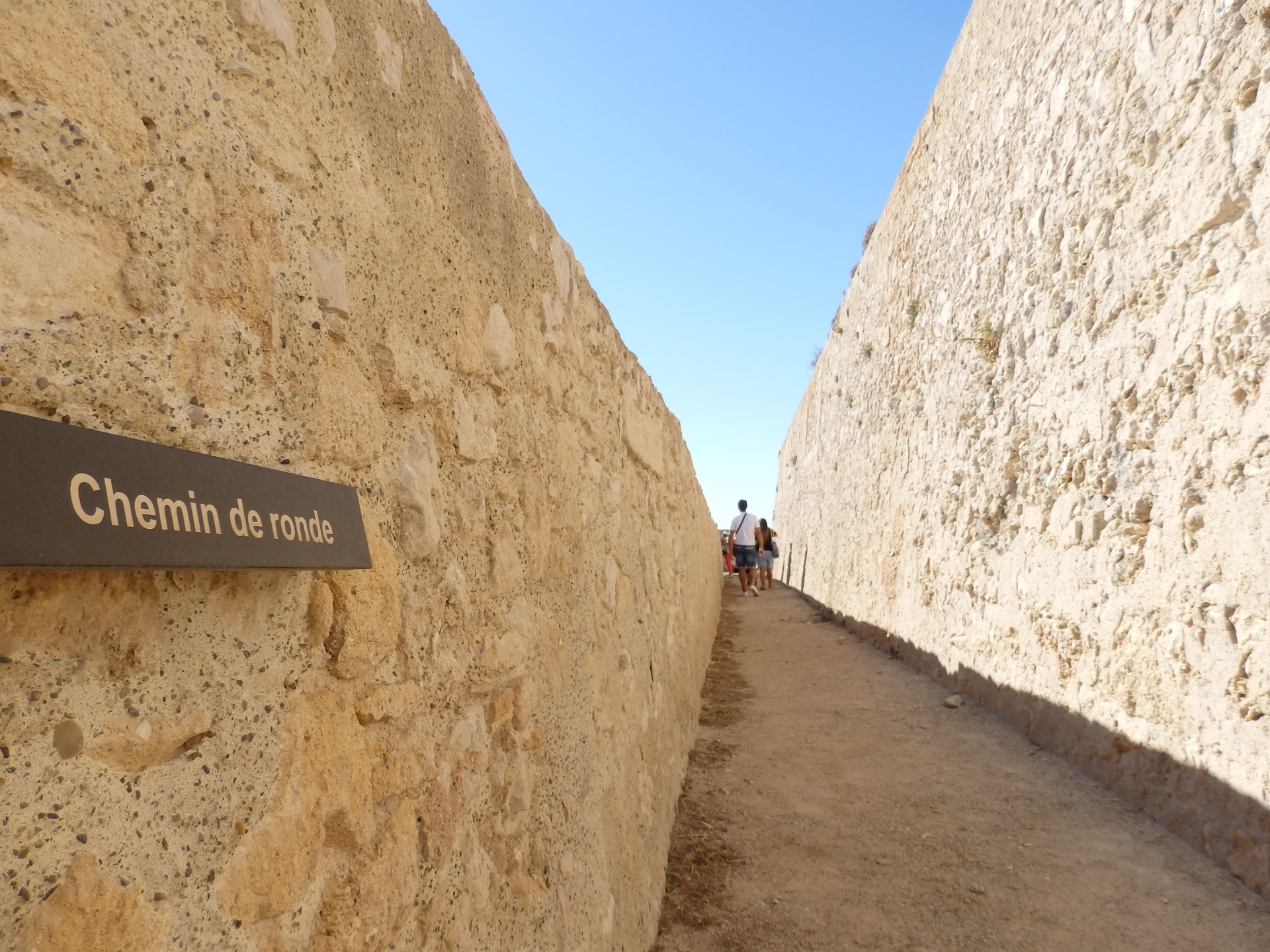 Round path of Fort de Bouc - © Otmartigues / KarimK