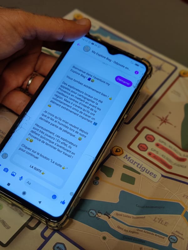 Búsqueda del tesoro con My Explore Bag en tu smartphone con un chatbot. Divertido juego con objetos reales y pistas en tu móvil. Explorador en busca del tesoro en el Etang de Berre - © Otmartigues / MyriamF