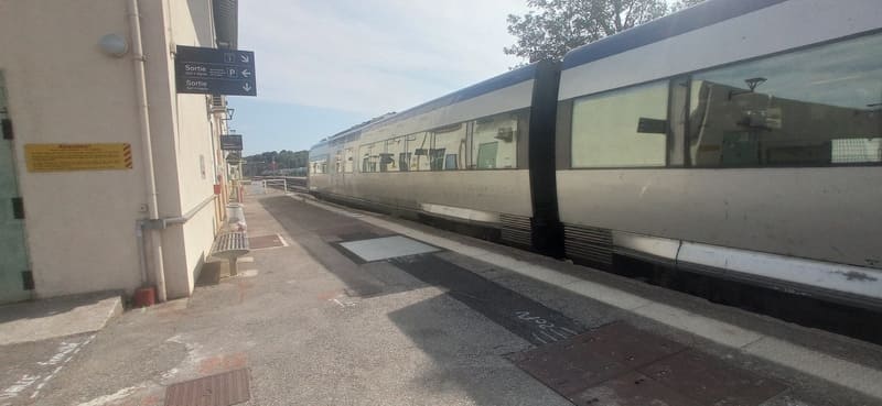 TER train between Martigues and Marseille, ready to depart, stops at the platform and picks up passengers. Heading towards the calanques of Marseille, renowned for its exceptional  - © Otmartigues / MyriamF