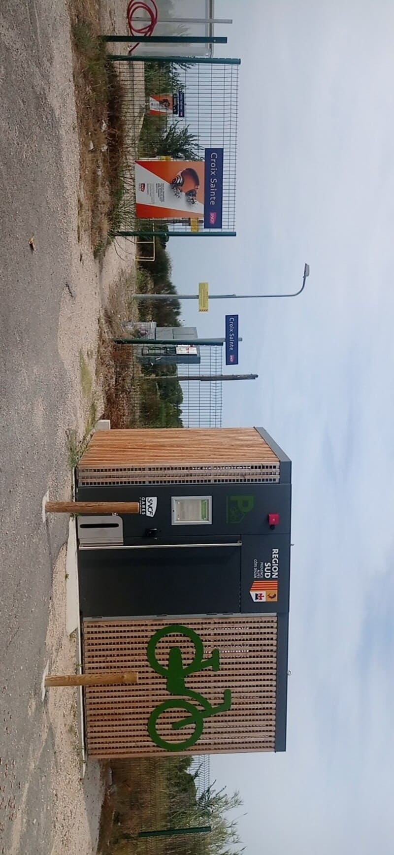 Entrance to the Croix-Sainte train station. Quick train drop-off to reach the Croix-Sainte greenway. Bicycle drop-off and SNCF locker on site - © Otmartigues / MyriamF