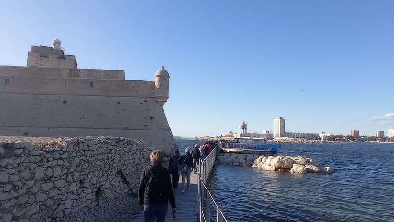 Das majestätische Fort de Bouc und die Brücke zum Boot. Die Stadt Port-de-Bouc ist vom Meer aus erreichbar und in der Ferne sichtbar. - © Otmartigues / MyriamF