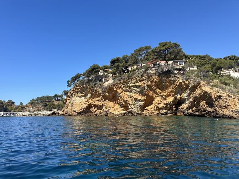 Steep cliff characteristic of the Côte Bleue. Its rounded tip shelters pine trees and Provençal houses. The water is calm and gives a natural feel to the photo. - © Otmartigues / MelissaE