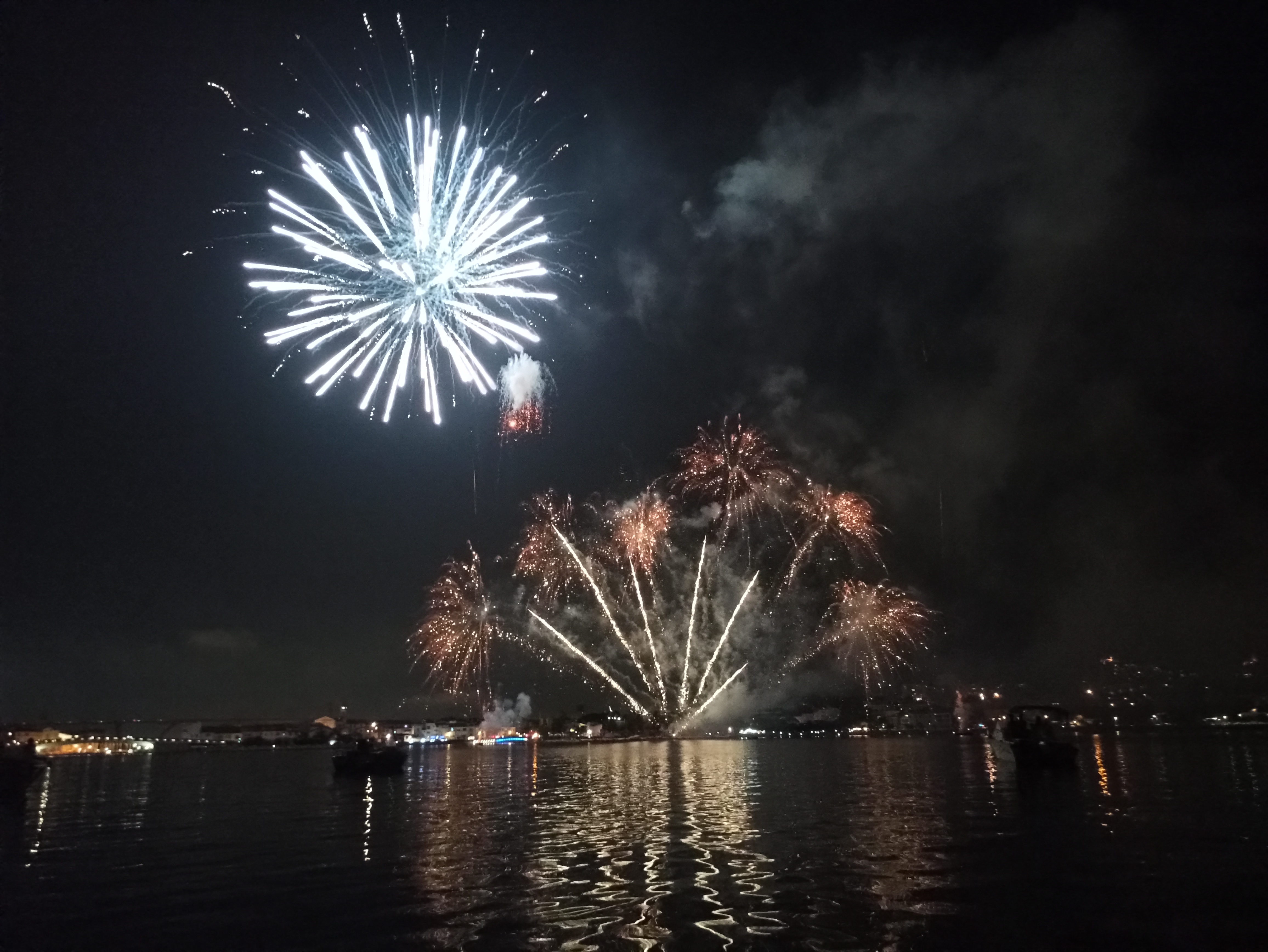 Feu d'artifice à Martigues - © Otmartigues / KarimK