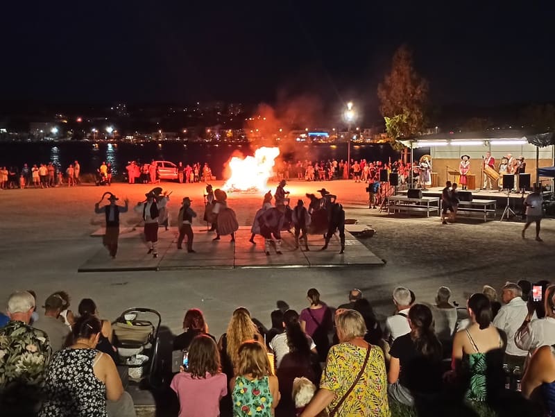 Saint John's Bonfire in Martigues, every year in June. Dancers from the Capouliero, a folklore association in Martigues, dance around a bonfire. This is a traditional Martigues fes - © Otmartigues / KarimK