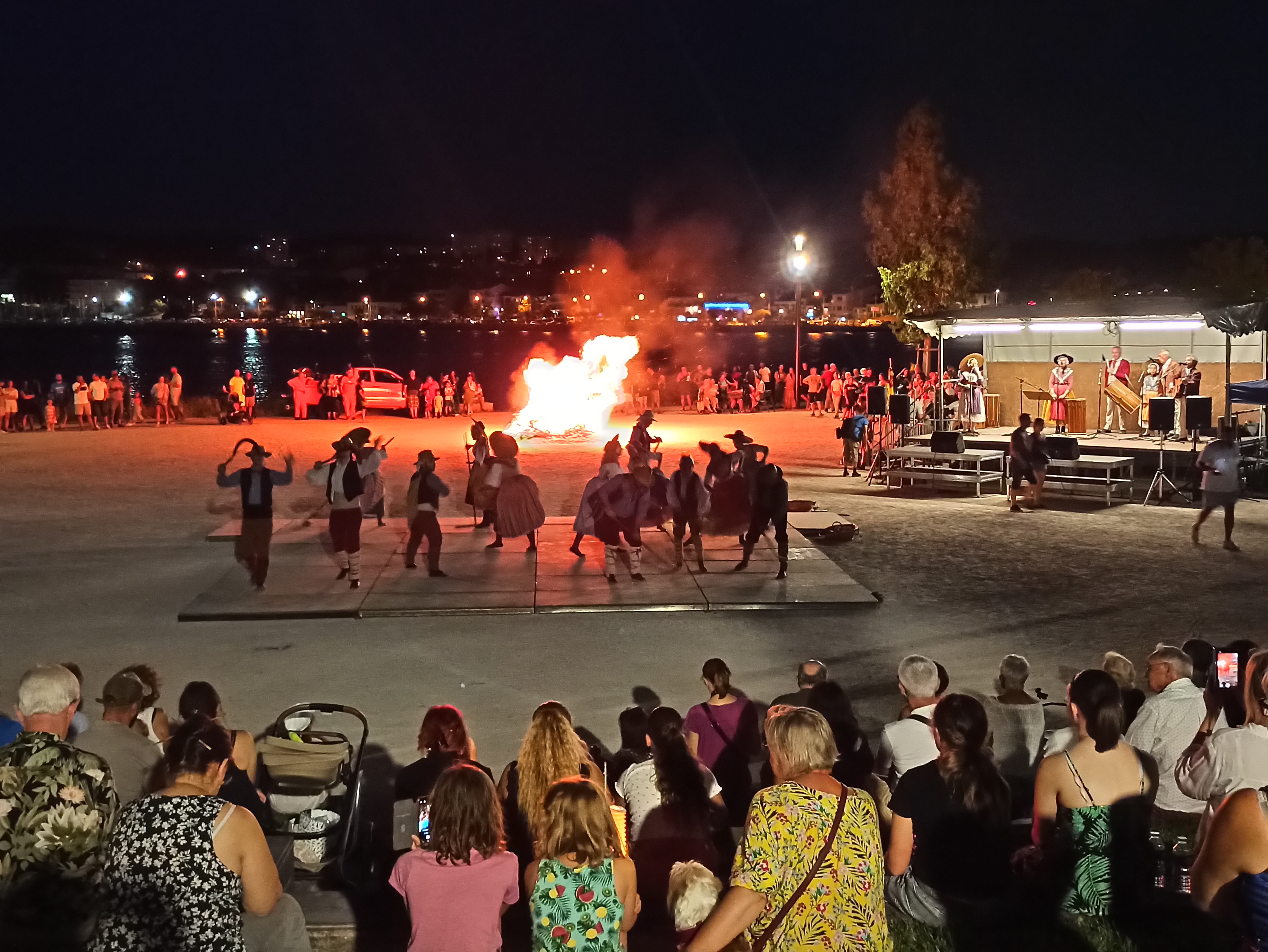 Feux de la Saint Jean - Le brasier - © Otmartigues, Karim.K