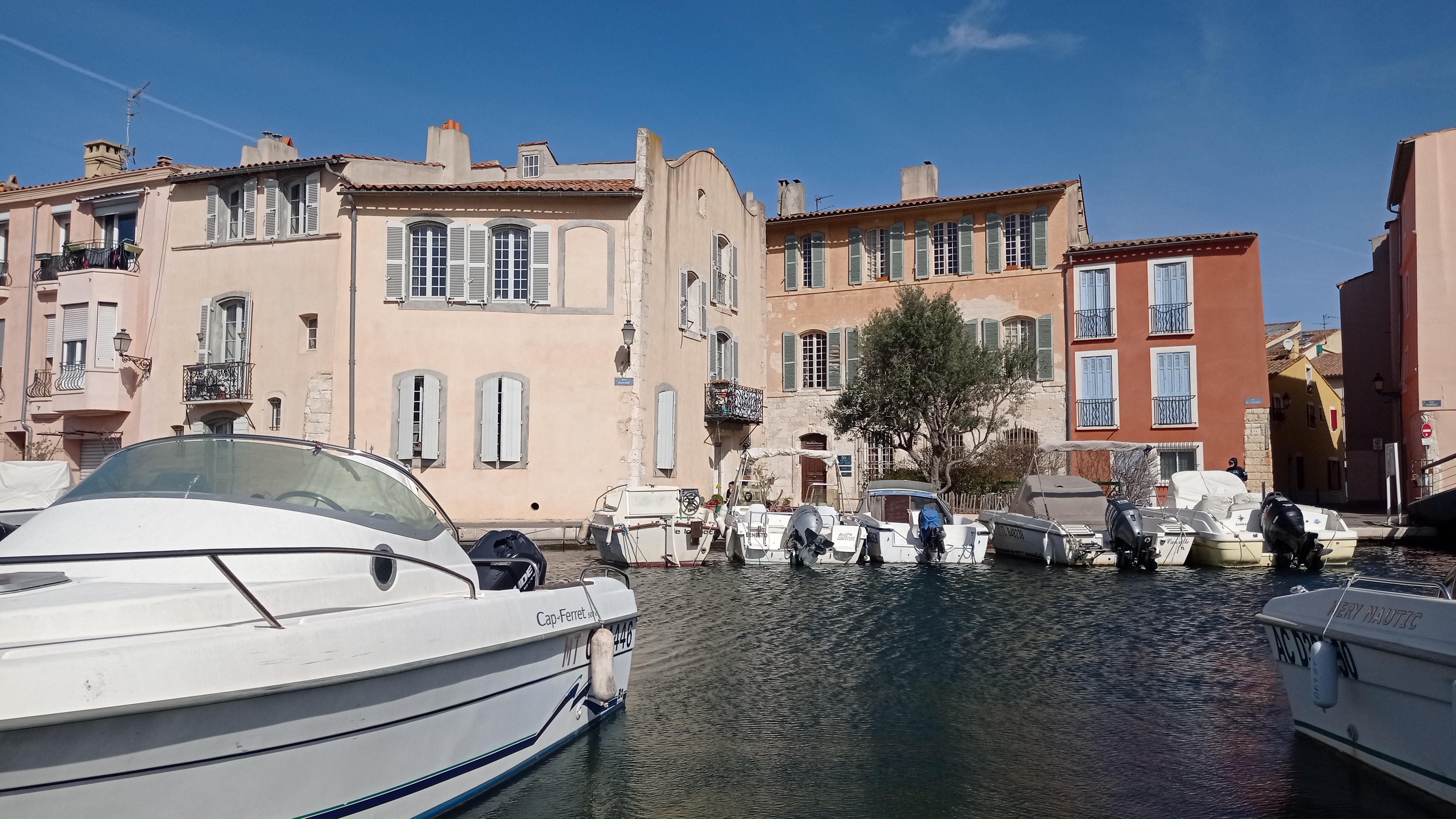 Flâner sur les quais à la fraîche à Martigues - © Otmartigues / MyriamF