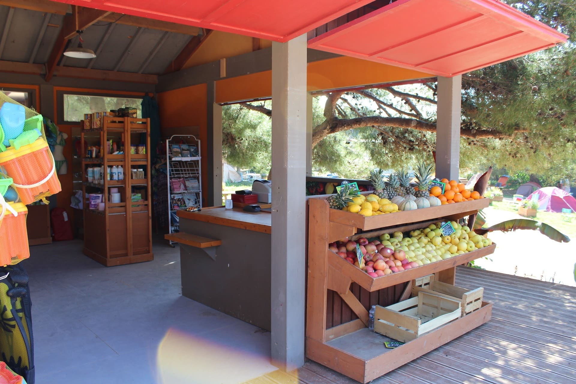 Fruits et légumes de la supérette Camping Paradis utilisés lors du tournage de la série diffusée sur TF1. Les étagères en bois du supermarchés sont garnis de produits fictifs pour les vacanciers du camping - © Otmartigues / ElodieM