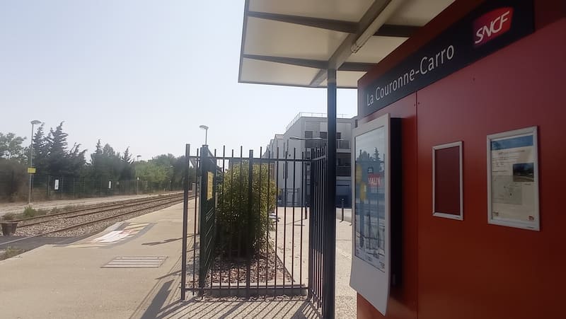La Couronne - Carro train station platform near the Côte Bleue villages and sandy beaches. A rest stop for sightseeing and a hiking trailhead. - © Otmartigues / MyriamF