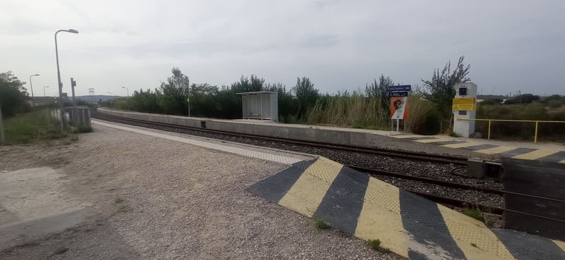 TER train station between Miramas and Marseille via Martigues passes through Croix-Sainte train station. Level crossing and quick train drop-off to visit Martigues - © Otmartigues / MyriamF