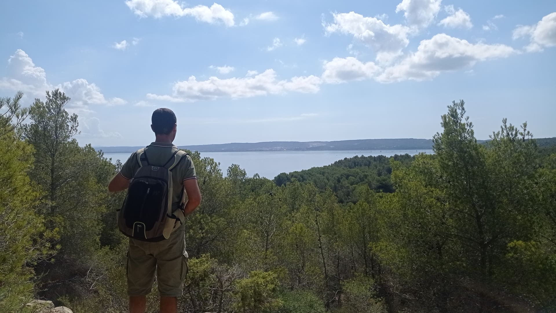 Randonneur sur les hauteurs de Saint-Mitre-les-Remparts et de Martigues avec vue sur l'étang de Berre. Lors de la randonnée du Grand sentier entre mer et étangs depuis Martigues en direction d'Istres - © Otmartigues / MyriamF