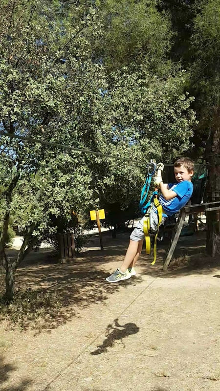 Zip line for children at the Indian Forest treetop adventure course in Martigues, all levels of treetop adventure course - © Delphine_lty