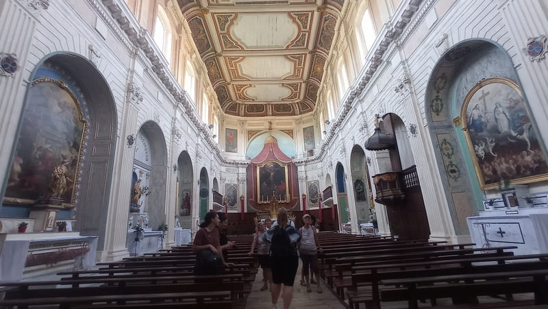 Hohe Decke und Innenraum der Madeleine-Kirche in Martigues. Zu Ehren der Heiligen Maria Magdalena während ihrer Pilgerreise aus der Camargue. - © Otmartigues / MyriamF
