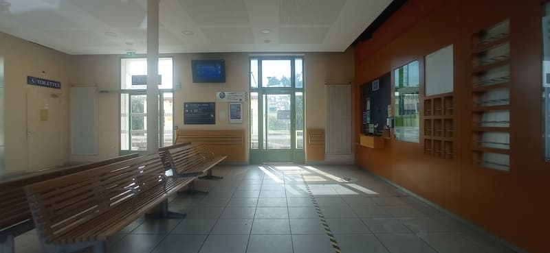 Cozy, indoor area of Lavéra train station, Martigues. Information desk, ticket vending machines. Public access to the train station for travel to Marseille from Martigues - © Otmartigues / MyriamF