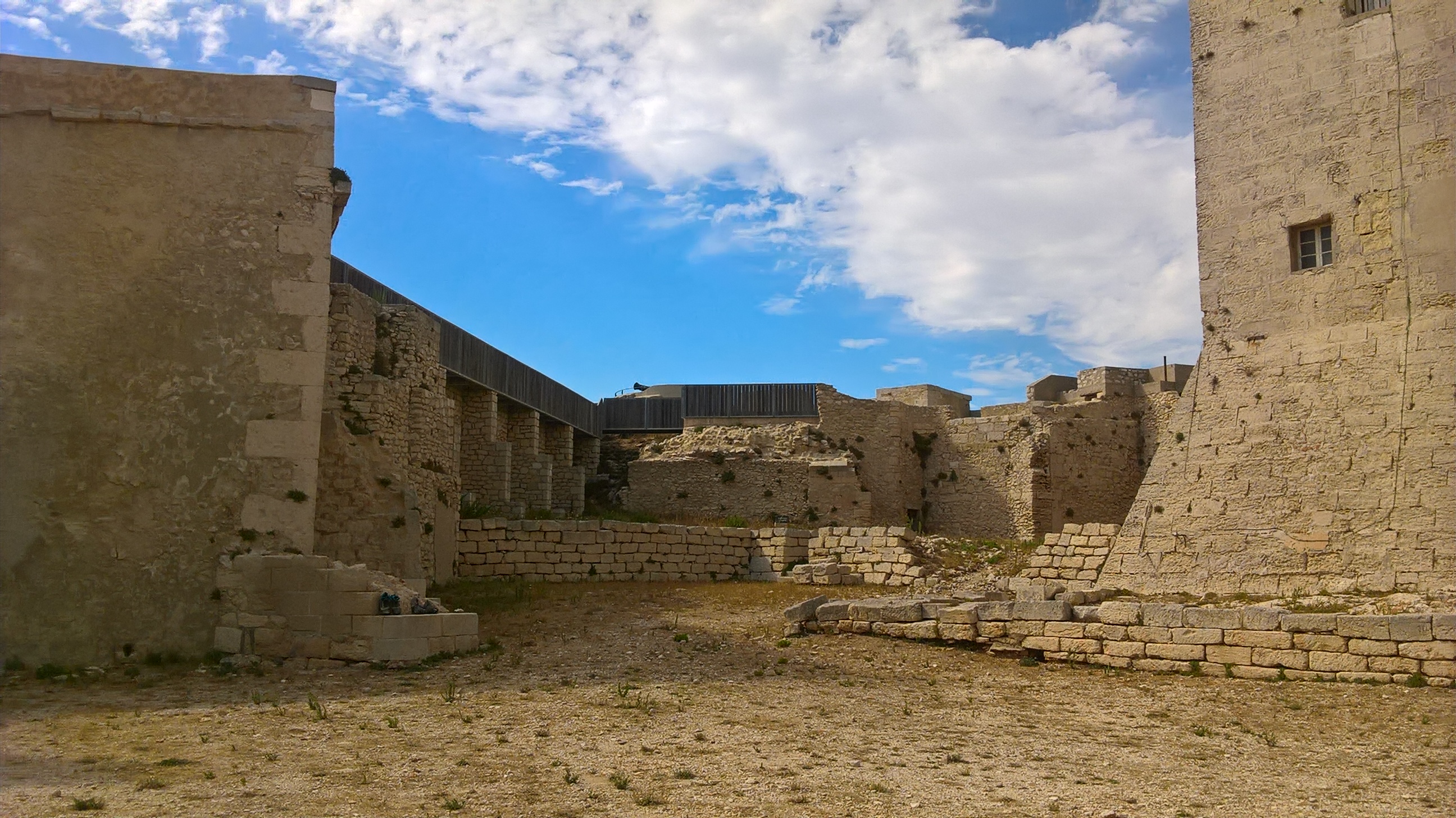 Intérieur du Fort de Bouc - © Otmartigues / MyriamF