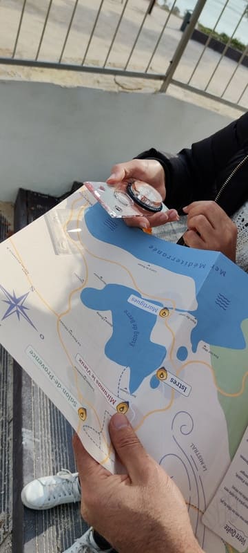 Orientación con una brújula alrededor del Etang de Berre desde Martigues. Búsqueda del tesoro: Odisea en la Provenza con My Explore Bag. Brújula incluida en la mochila - © Otmartigues / SergeT