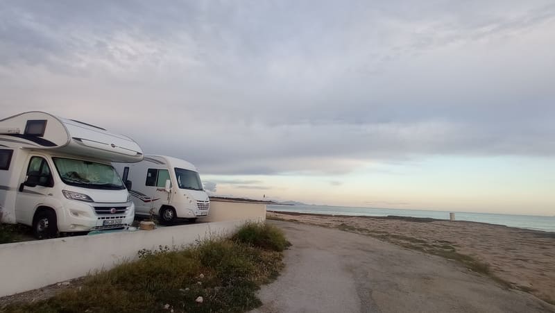 Camping-cars sur l'aire de Carro face à la mer méditerranée. Une aire de repos situé sur le port au coucher de soleil. Stationnement pour les camping-cars sur la Côte Bleue - © Otmartigues / MyriamF