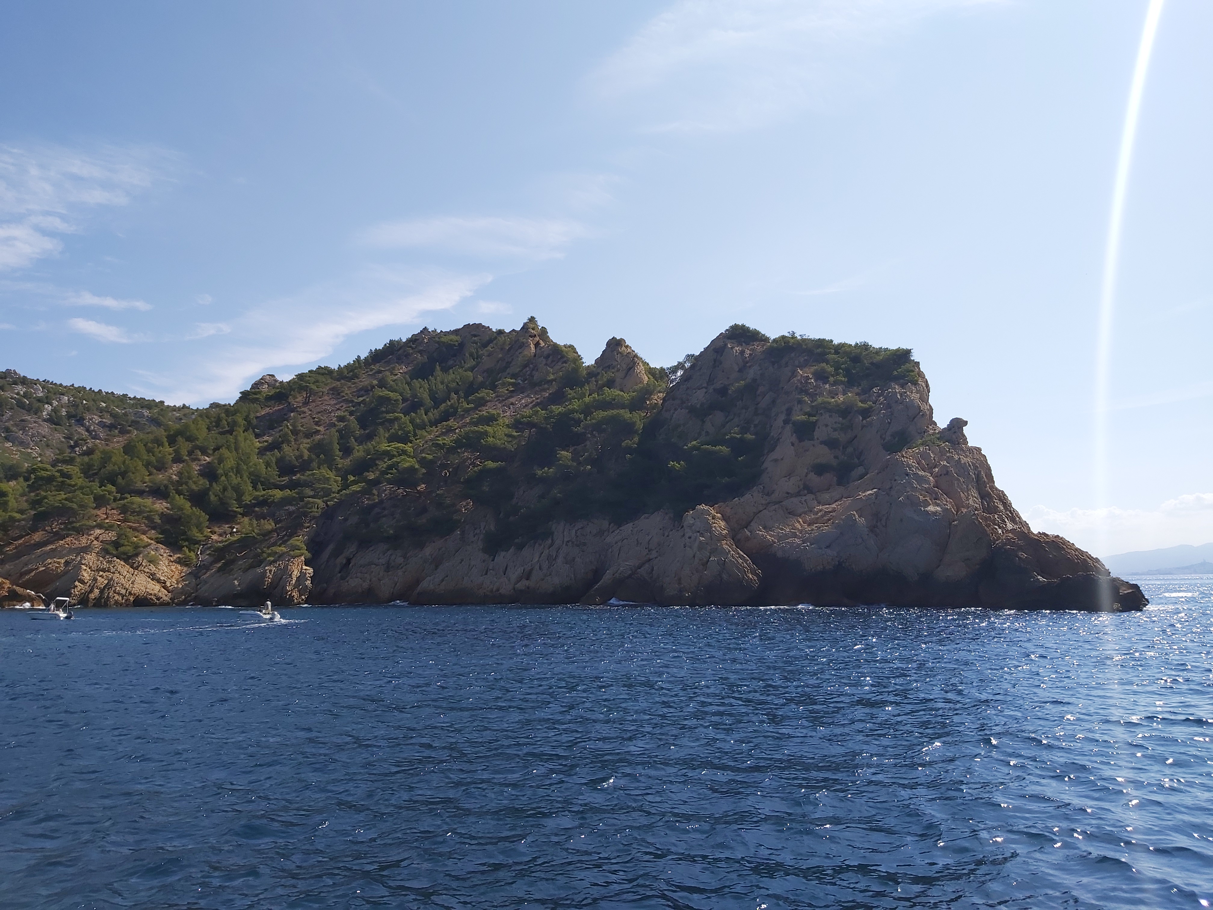 La Côte Bleue vue depuis la mer méditerranée - © Otmartigues - VictoriaG