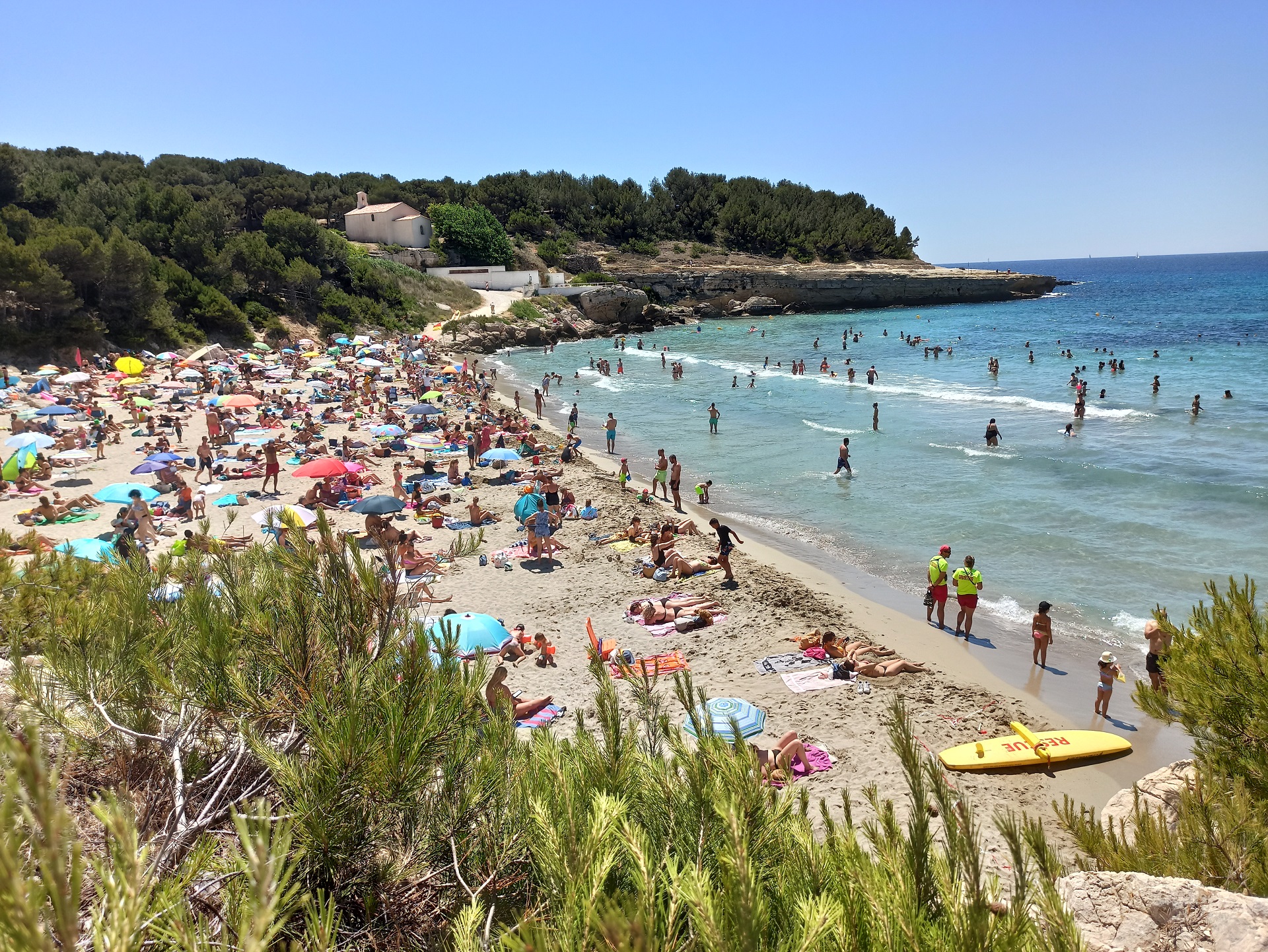 La plage de Sainte-Croix et la chapelle de Sainte-Croix, Martigues - © Otmartigues / KarimK