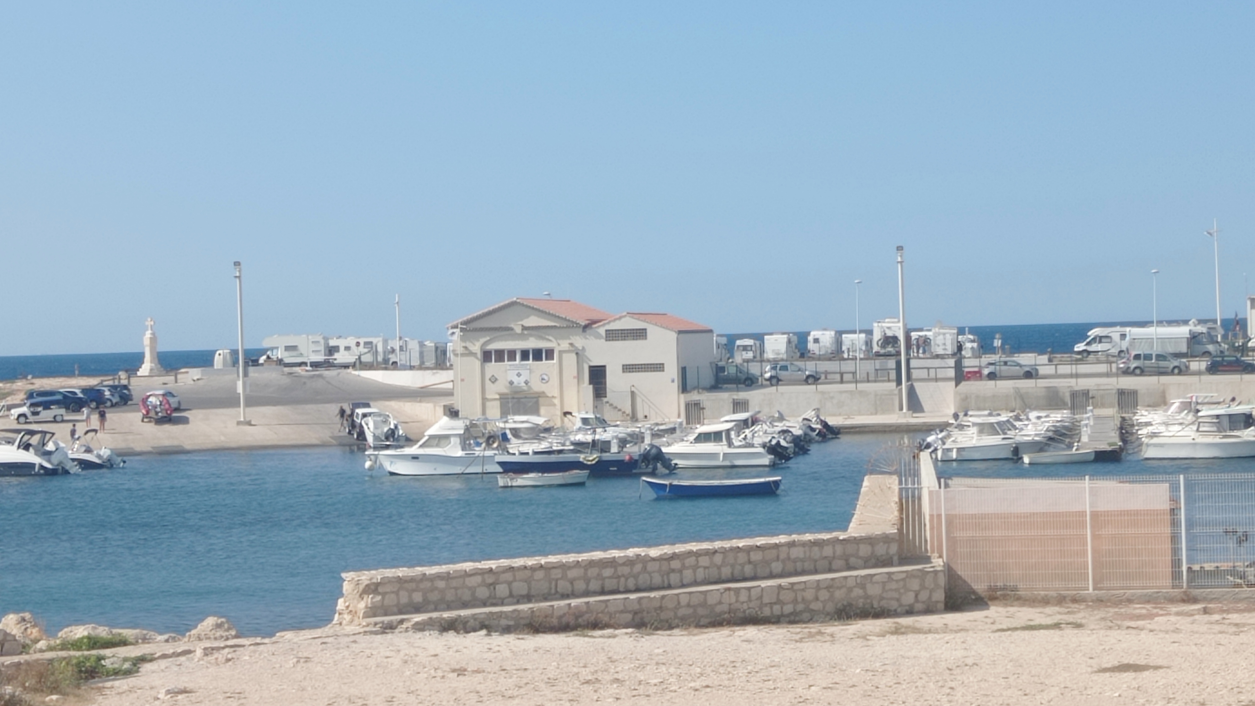 La SNCM, croix en pierre et port de Carro, Martigues - © Otmartigues / MyriamF