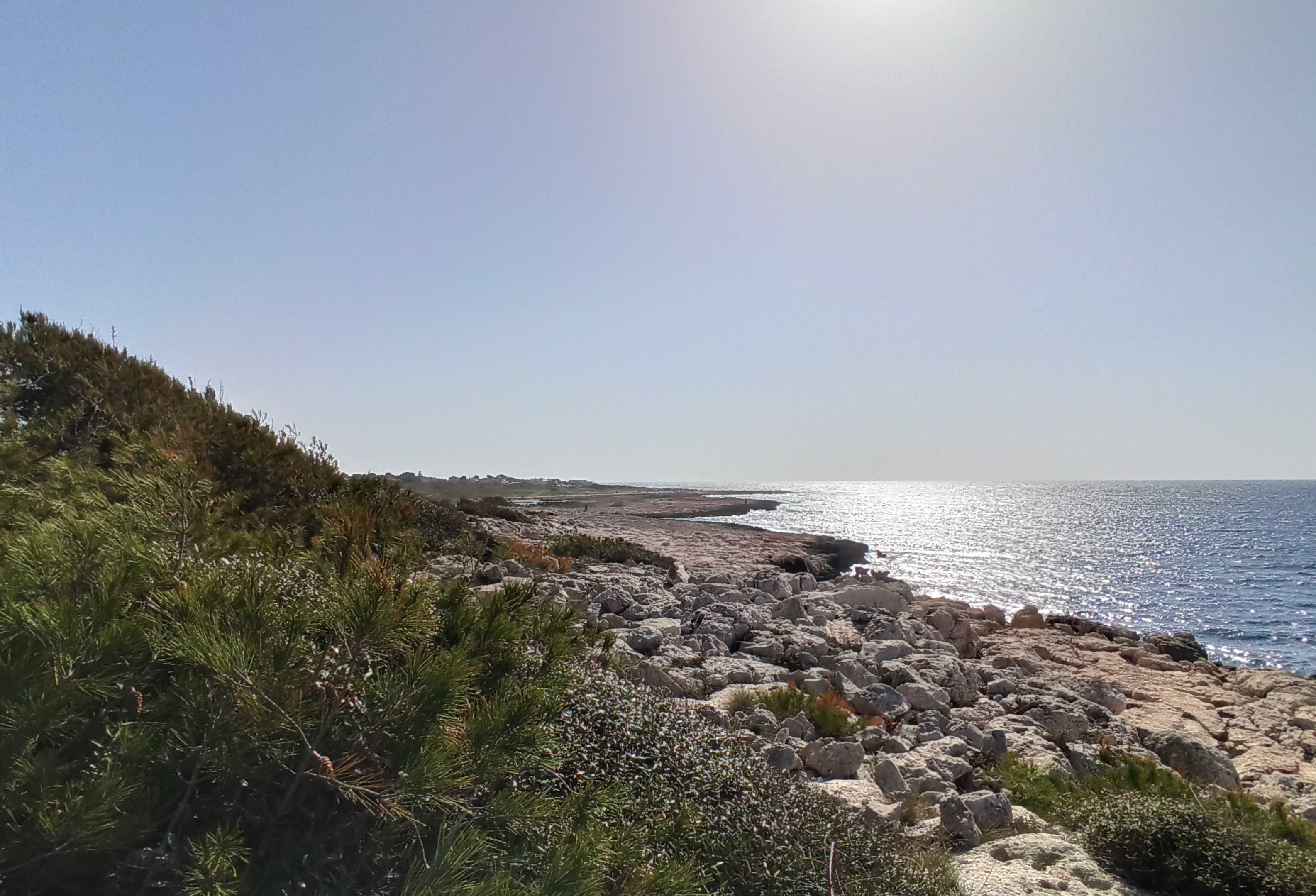 Le long de la mer méditerranée - © Otmartigues / KarimK