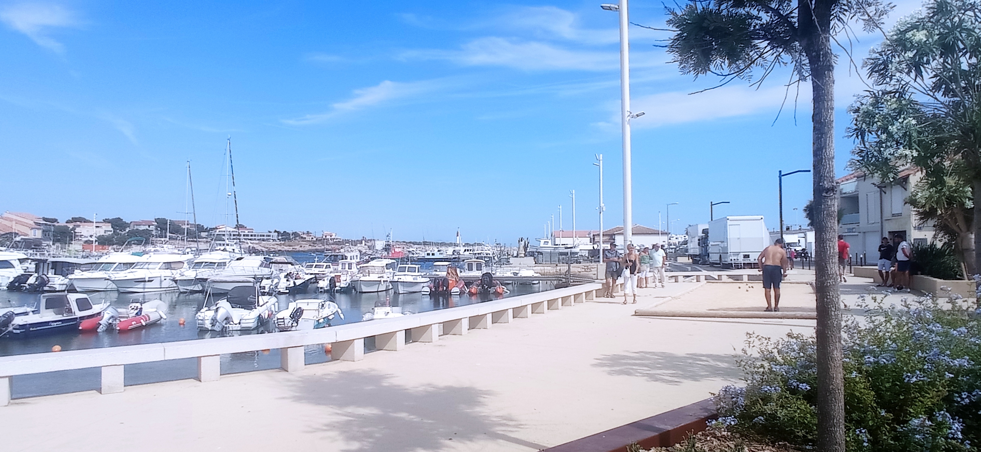 Le port de Carro et son boulodrome, Martigues - © Otmartigues / MyriamF