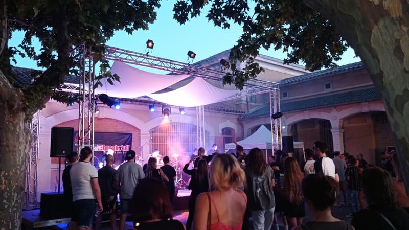 Outdoor summer concerts in Martigues as part of the Fadas du Monde and Bel été martégal programs. A subdued and cozy atmosphere at nightfall. - © Otmartigues / MyriamF