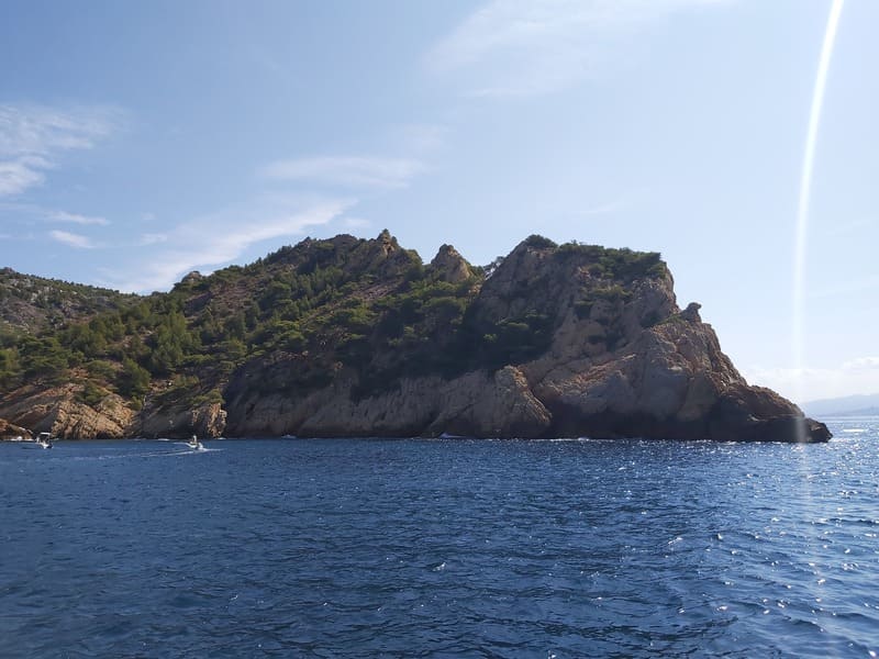 Steile Klippen der Côte Bleue. Landschaften, die Sie während einer Bootstour entlang der Calanques der Côte Bleue ab Martigues erleben können. - © Otmartigues - VictoriaG