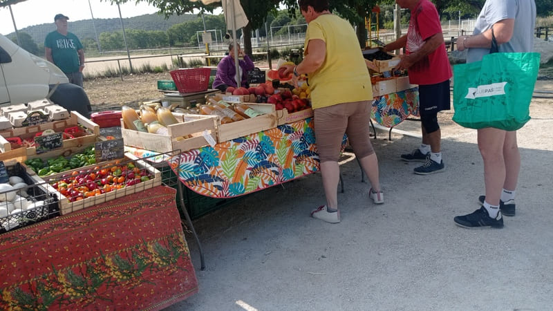 Fruit and vegetable market in Saint-Julien-les-Martigues. Fish from local fishermen and goat cheeses, artisan bread from the bakery. At the Saturday morning market in the village o - © Otmartigues / MyriamF