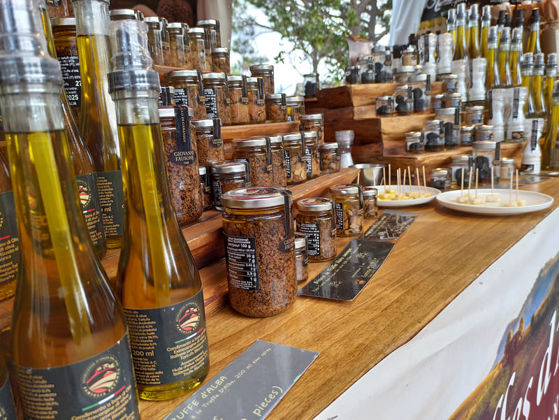 Botellas de aceite de oliva, condimentos, salsas y mezclas tradicionales en un puesto del mercado italiano de Martigues. - © Otmartigues / KarimK