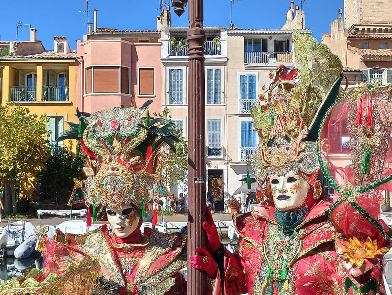 Trajes y máscaras venecianas con grandes sombreros y patrones detallados, hechos a mano por entusiastas que desfilaron por las calles de Martigues. - © Otmartigues / KarimK