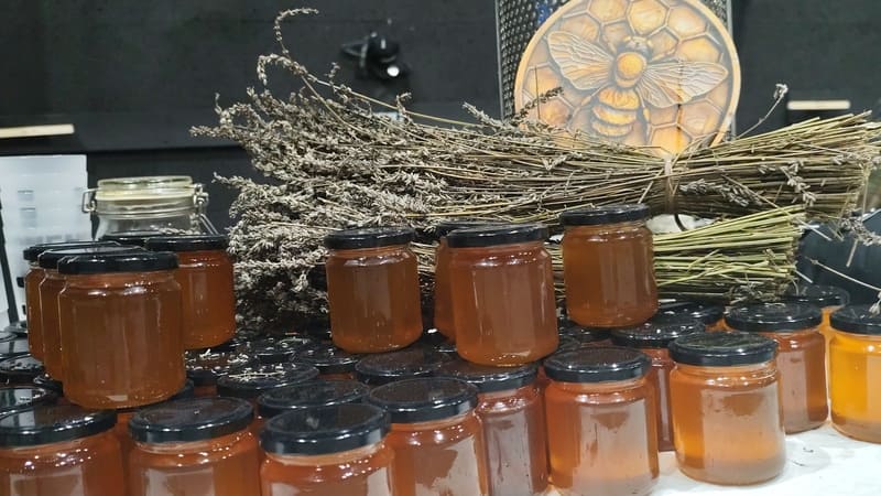 Pot de miel en vente lors des journées européennes du patrimoine à Provence Studios. Miel produit sur place avec ruches et abeilles sur les terres de Provence Studios à Martigues - © Otmartigues / MyriamF
