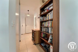 hall avec coin bureau et bibliothèque