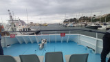 Photo prise depuis le bateau l'Albatros amarré dans le port de Carry-le-Rouet. A l'arrière du bateau, des sièges sont présents pour les touristes. De nature carré, cette partie du bateau ouverte offre une vue sur l'horizon. 
