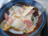 Plat de ravioles préparés à la ferme Aïoli Caganis et son restaurant O Ragoustiero tenu par le chef Julien. Le plat est gourmand, soupoudré de parmesan et de copeaux de jambon
