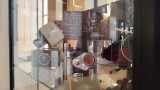 Vitrine avec des objets d'archives appartenant à la cinémathèque Gnidzaz et exposé cet été à l'Office de Tourisme de Martigues