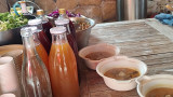 Bouteilles de jus de fruit et soupe de légumes du potager, pique-nique fermier lors de la journée d'immersion à la ferme en famille à Martigues