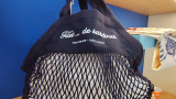 Sac en filet bleu foncé avec l'inscription « Filet... de sardines », une création humoristique de Galinettes inspirée de la Côte Bleue