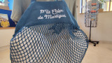 Sac en filet bleu clair avec l'inscription « P'tit Calen de Martigues », créé par Galinettes, célébrant le savoir-faire local de la Côte Bleue