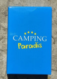A box of turquoise playing cards with a yellow logo in the center. These cards will delight all fans of the Camping Paradis TV series, filmed in Martigues.