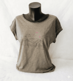 Tee-shirt pour femme représentant la Côte Bleue. Une vague symbolise le surf à Carro, réputé pour sa houle idéale pour les surfeurs. En vente à l'Office de Tourisme de Martigues