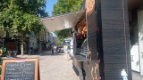 Un camion de street foot présente un écriteau avec de la cuisine alsacienne. Il est positionné sur le Cours du 4 septembre, extension du marché de Jonquières à Martigues.
